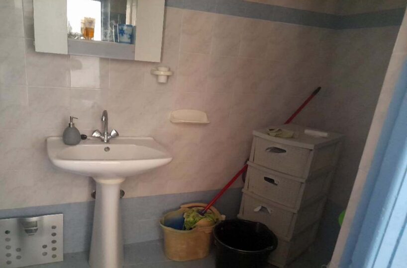 Sklavi-One-Bedroom-Bathroom